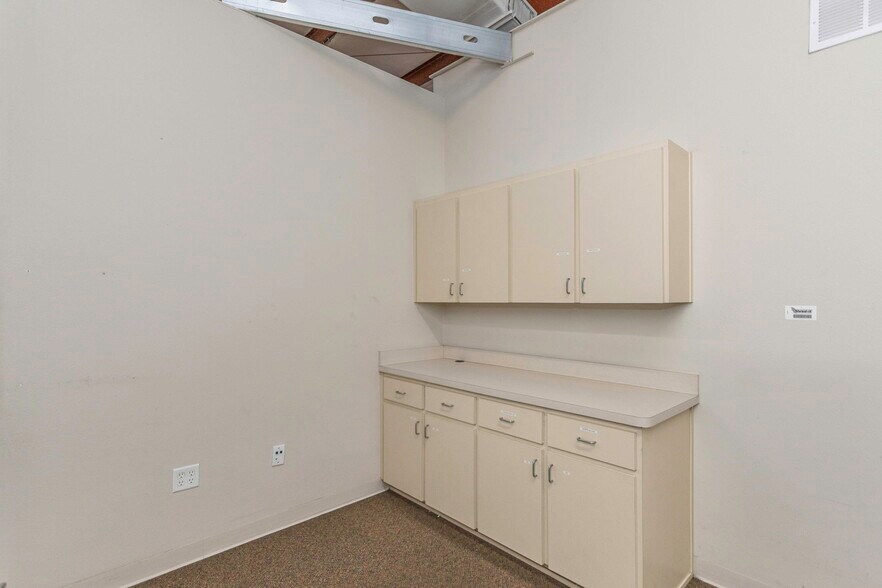 More Photos Of 16547 US Highway 19, Hudson Showroom For Lease