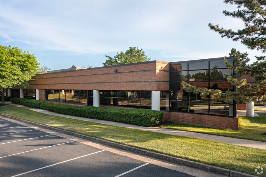 More Photos Of 450 Spring Park Pl, Herndon Unknown For Lease