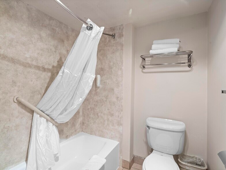 More Photos Of 1225 S State St, Salina Hotel For Sale