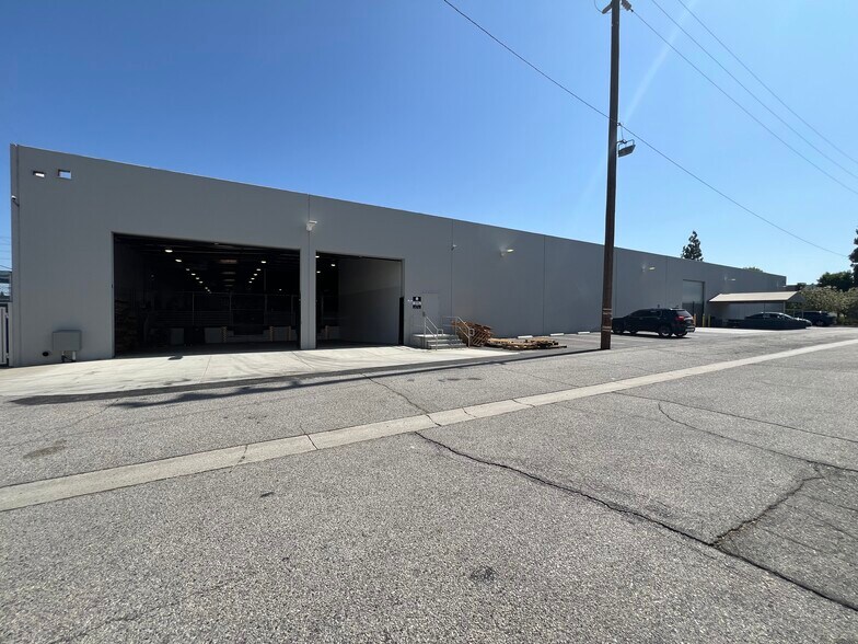 More Photos Of 21123 Nordhoff St, Chatsworth Warehouse For Lease