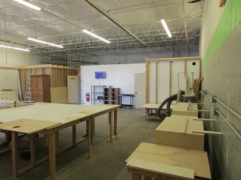 More Photos Of 131 SE Cholwell Ave, Bartlesville Warehouse For Lease