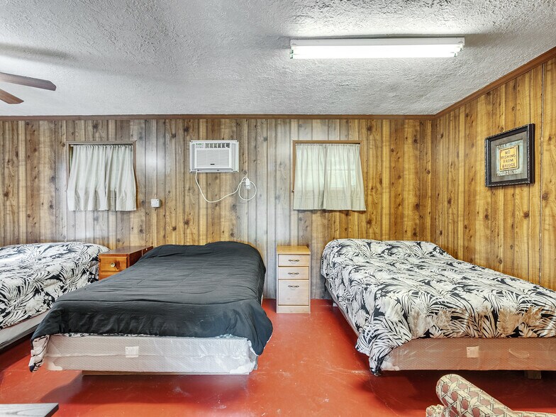 More Photos Of 280 Broken Arrow Marina, Livingston Hotel For Sale