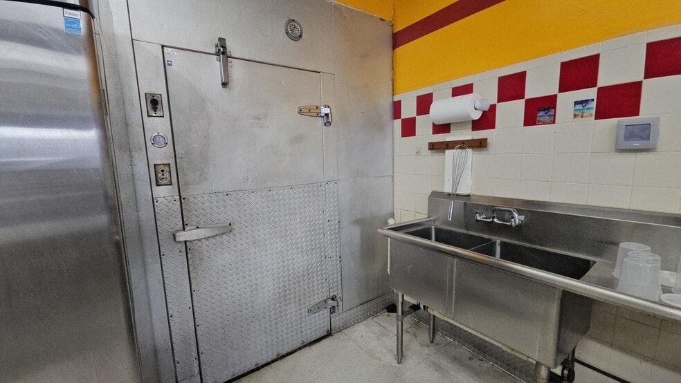 More Photos Of 5500 Sinclair Ln, Baltimore Unknown For Lease