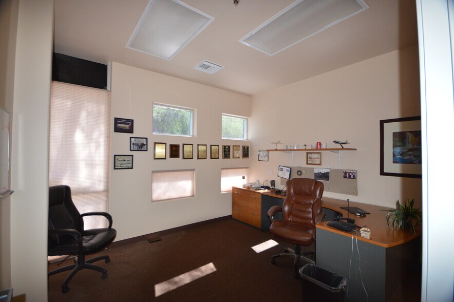 More Photos Of 2222 W Parkside Ln, Phoenix Research And Development For Sale