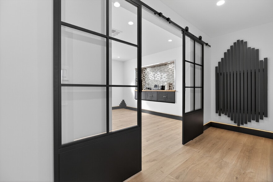 More Photos Of 703 S Main St, Burbank Showroom For Sale