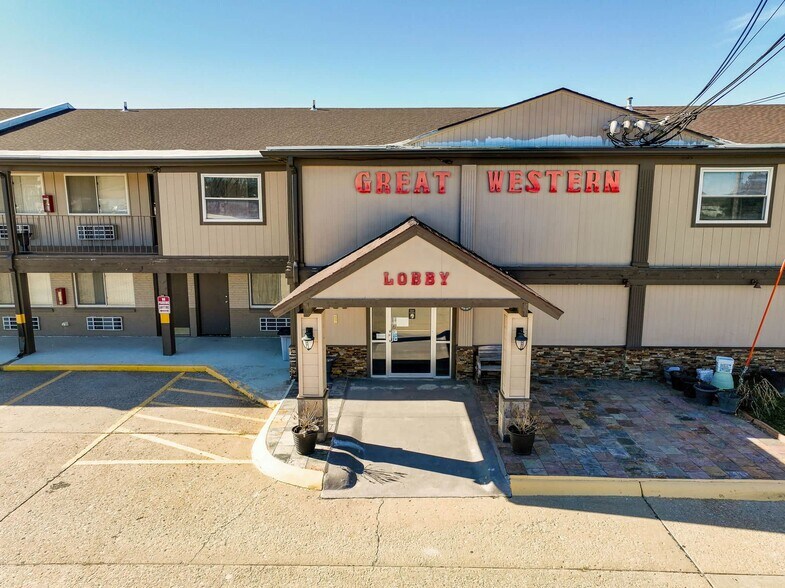 More Photos Of 201 Continental Dr, Junction City Hotel For Sale
