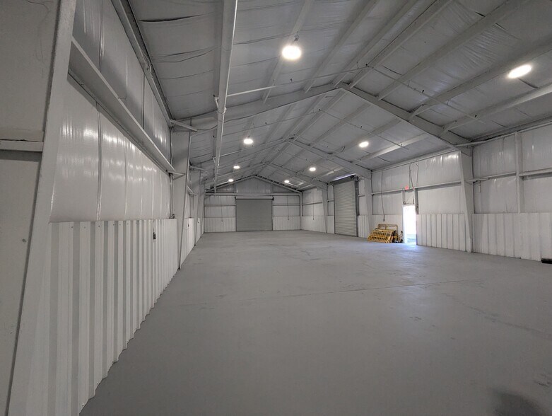 More Photos Of 120 Pinckney St, Oldsmar Warehouse For Lease