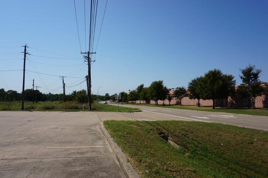 More Photos Of 804 Shannon Rd E, Sulphur Springs Freestanding For Sale