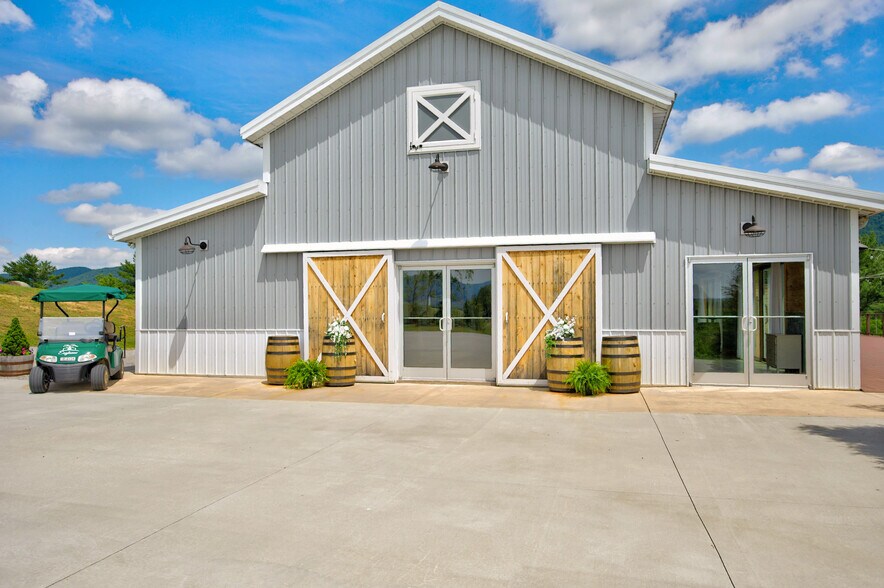 More Photos Of 639 Wagon Wheel Rd, Elk Creek Lodge Meeting Hall For Sale