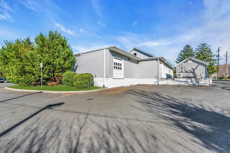 More Photos Of 3209 Atlantic Ave, Allenwood Showroom For Sale