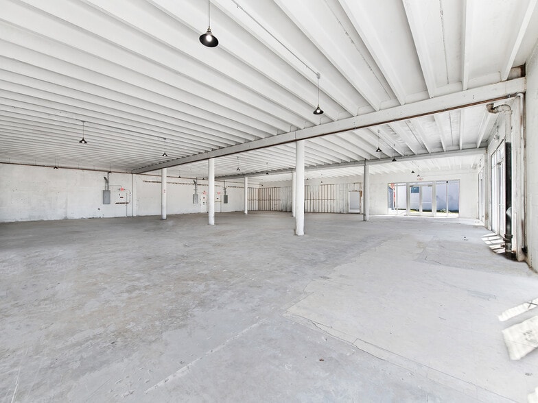More Photos Of 410-470 NE 1st Ave, Hallandale Restaurant For Lease