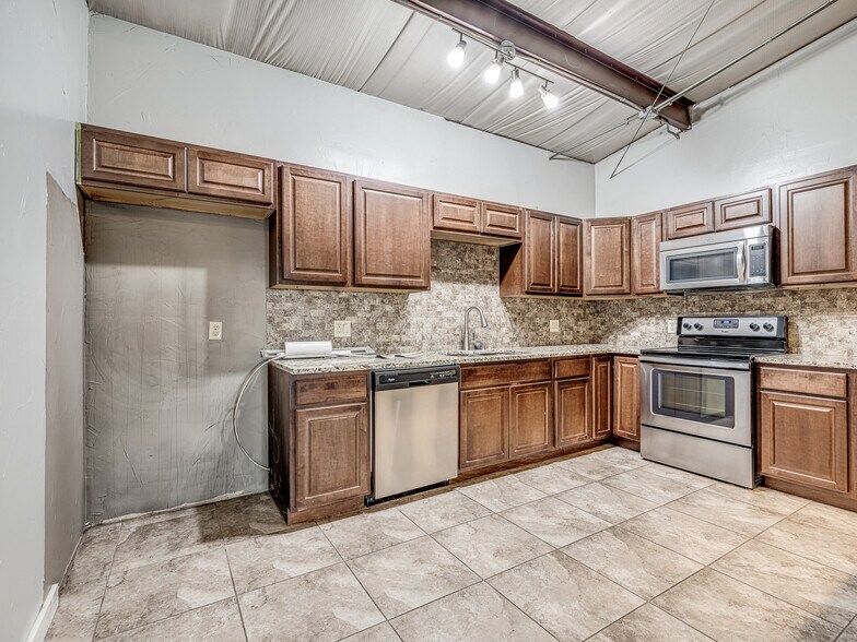 More Photos Of 6355 Boucher Dr, Edmond Showroom For Lease