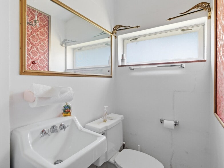 More Photos Of 1801 Johnston Dr, Manitowoc Warehouse For Sale