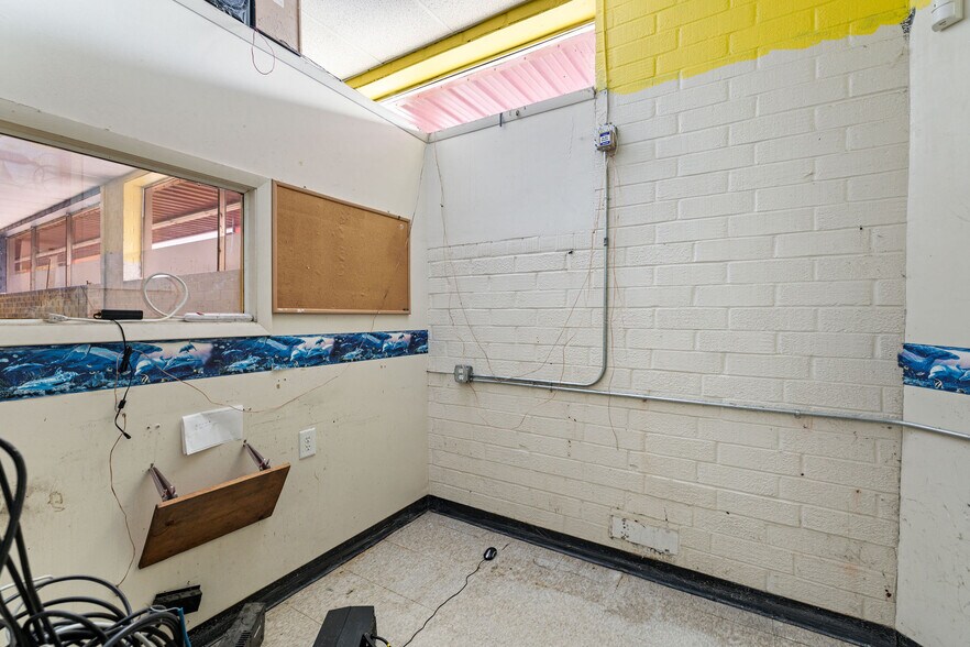 More Photos Of 301-303 N George St, Goldsboro Storefront For Lease