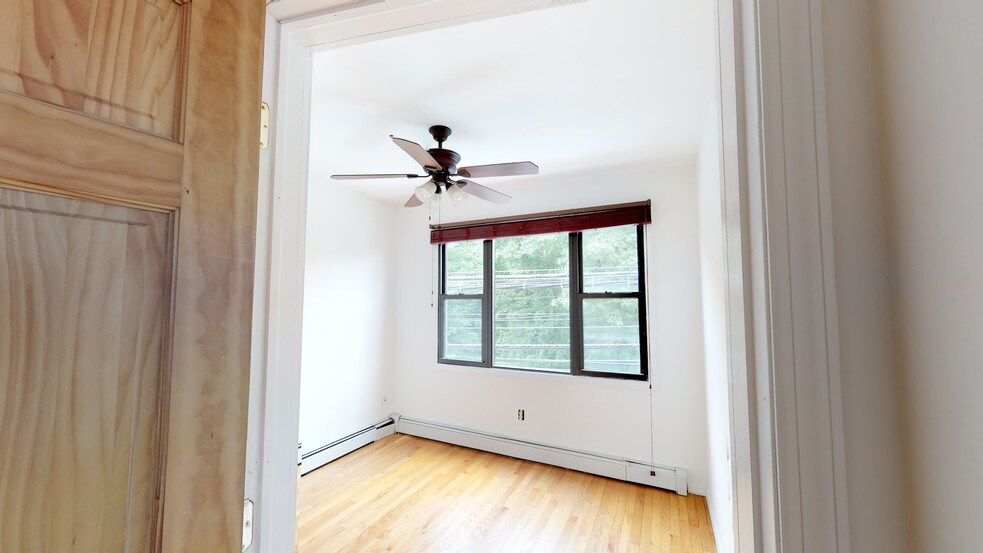 More Photos Of 4089 Victory Blvd, Staten Island Storefront Retail Office For Lease