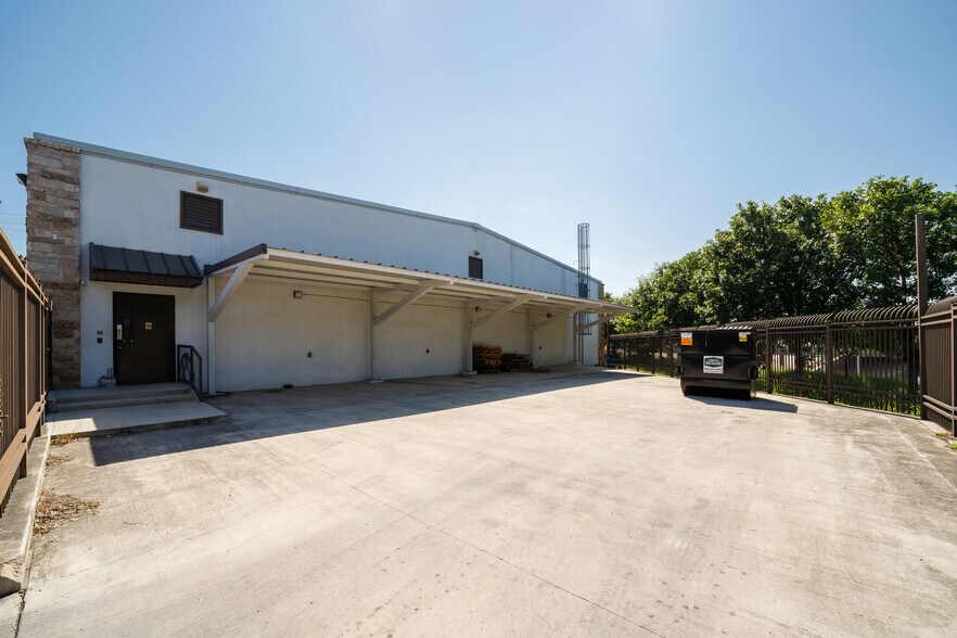 More Photos Of 302 Casa Blanca St, San Antonio Warehouse For Sale