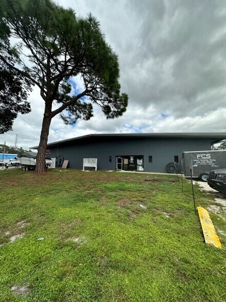 More Photos Of 1705 Cattlemen Rd, Sarasota Warehouse For Lease
