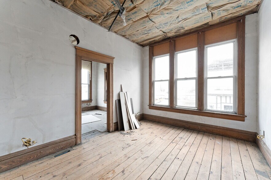 More Photos Of 10 N Bierma St, Wheatfield Bar For Sale