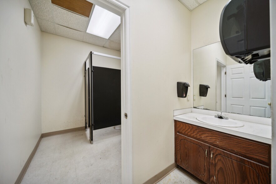 More Photos Of 710 S Adams St, Sapulpa Distribution For Sale