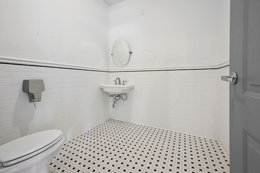 More Photos Of 56 Main St, Stamford Hotel For Sale