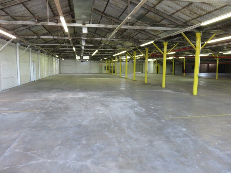 More Photos Of 2525 N Center St, Bonham Manufacturing For Lease