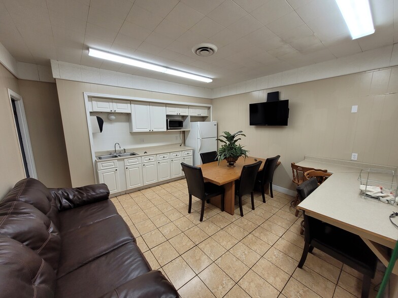 More Photos Of 1900 W Muhammad Ali Blvd, Louisville Manufacturing For Lease