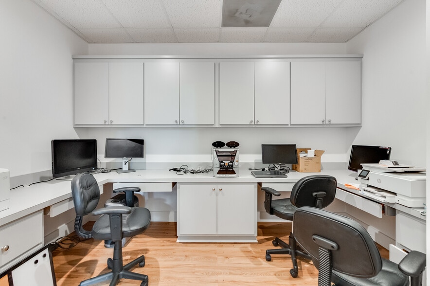 More Photos Of 16945 General Puller Hwy, Deltaville Office For Sale