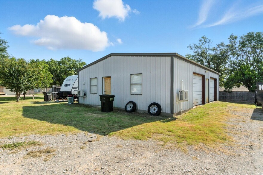 More Photos Of 104 Yuma Street, Lipan Warehouse For Sale