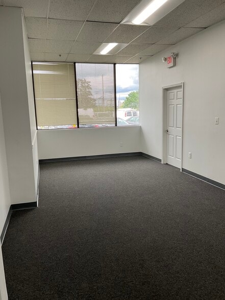 More Photos Of 450-460 Veterans Dr, Burlington Flex For Lease