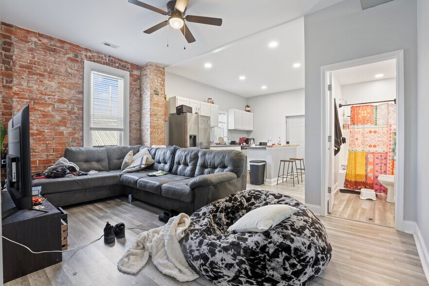 More Photos Of 14 W Depot St, Pataskala Showroom For Sale