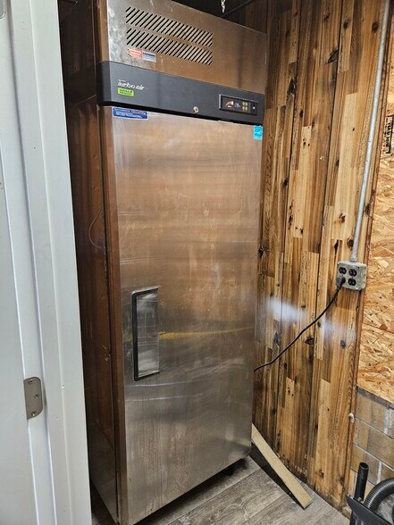 More Photos Of 966 Washington, Evansville Freestanding For Lease