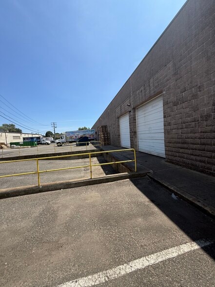 More Photos Of 1187-1199 Sunrise Hwy, Copiague Showroom For Lease