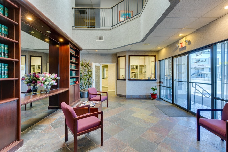 More Photos Of 844 E Sahara Ave, Las Vegas Loft Creative Space For Lease