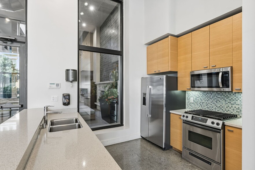 More Photos Of 133 The Promenade N, Long Beach Multifamily For Sale