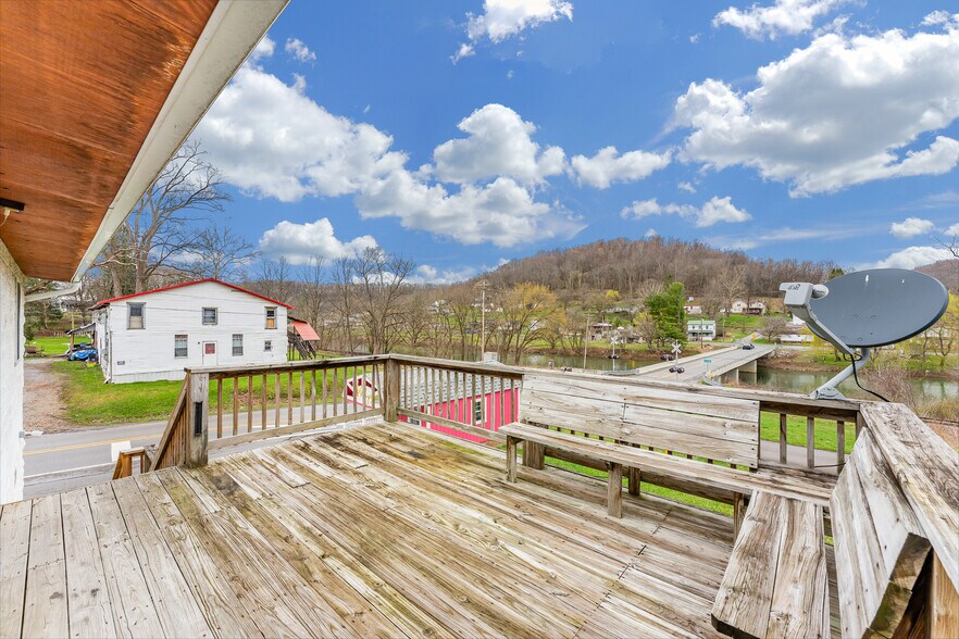 More Photos Of 154 Bridge St, Junior Restaurant For Sale