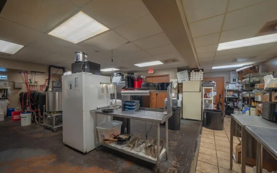 More Photos Of 1107 Cherokee Ave, Seneca Restaurant For Sale