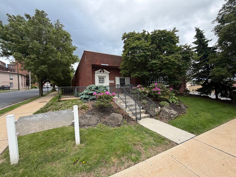 Primary Photo Of 2100 Ferry St, Easton Medical For Lease