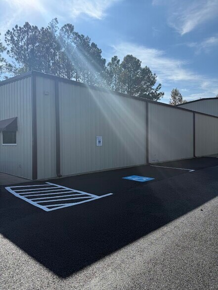 More Photos Of 3140 Lees Ln, Mobile Light Distribution For Sale