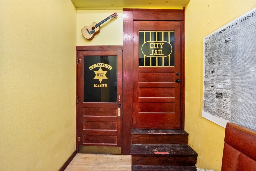 More Photos Of 107 S Beaton St, Corsicana Storefront For Sale