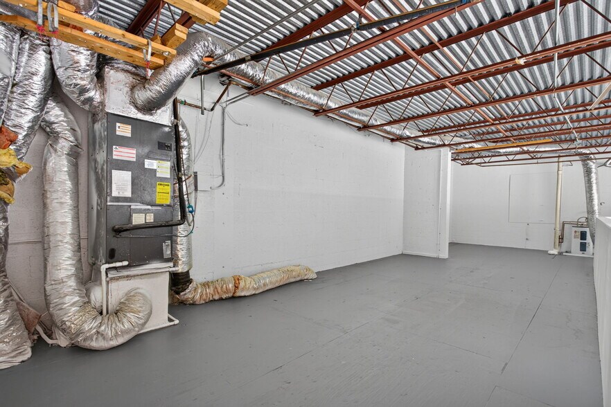More Photos Of 4700-4712 NE 11th Ave, Oakland Park Warehouse For Lease