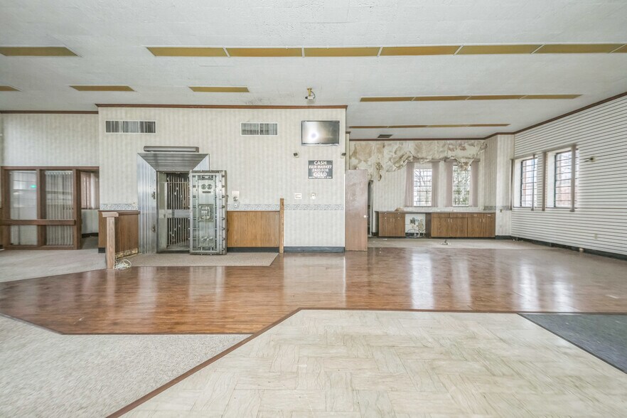More Photos Of 43 W Laketon Ave, Muskegon General Retail For Sale
