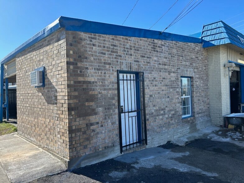 More Photos Of 14241 Main St, Houston Service For Lease