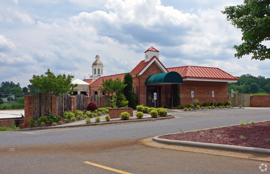 More Photos Of 200-208 W Fleming Dr, Morganton Unknown For Lease