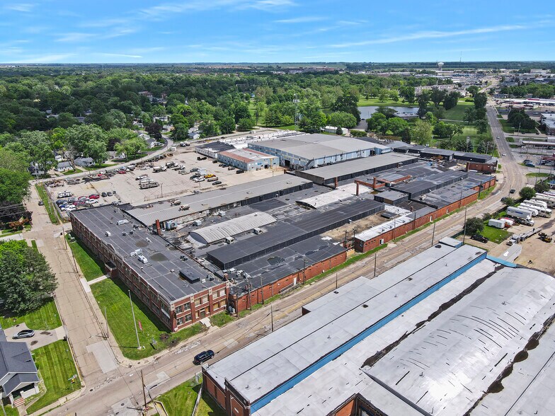 More Photos Of 1201 Bell St, Bloomington Warehouse For Lease