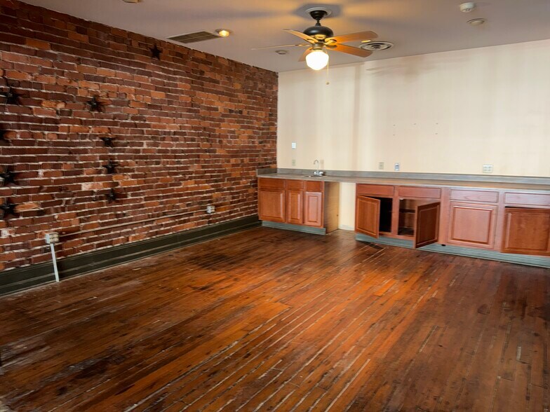 More Photos Of 390 S Main St, Memphis Office For Sale