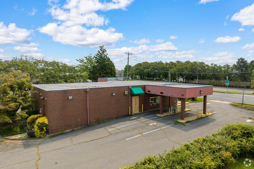 More Photos Of 2030 Old Bridge Rd, Woodbridge Bank For Sale