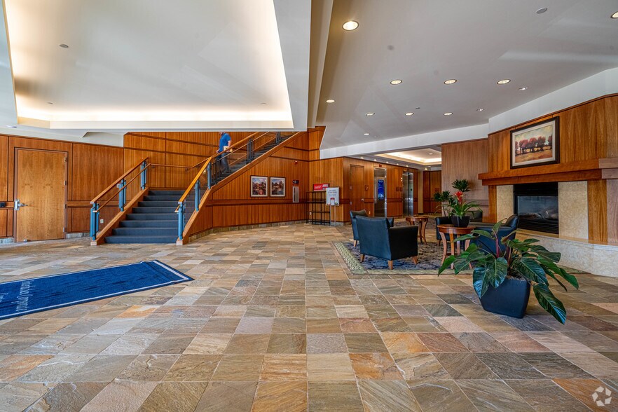 More Photos Of 5050 Lincoln Dr, Edina Office For Lease