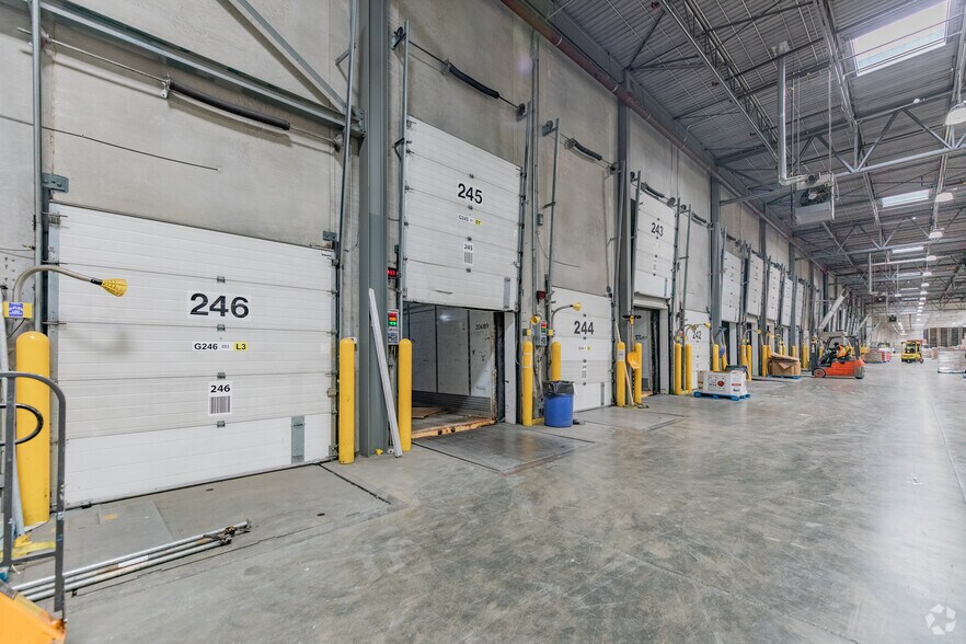 More Photos Of 8495 Goreway Dr, Brampton Warehouse For Lease