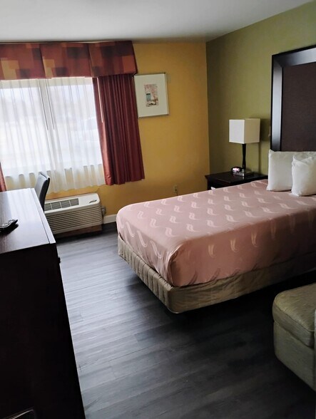 More Photos Of 11 Des Moines Ave, South Hutchinson Hotel For Sale