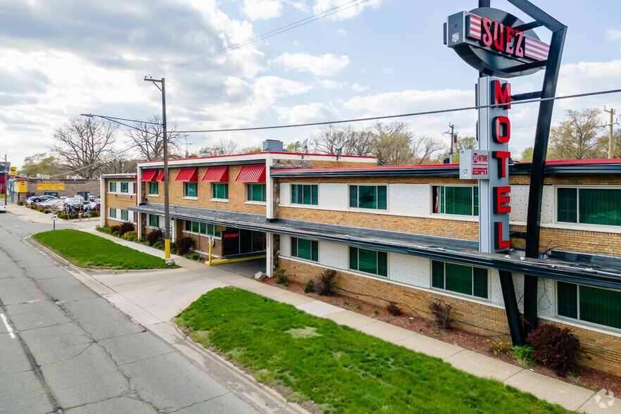 Primary Photo Of 3333 E 8 Mile Rd, Warren Hotel For Sale